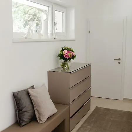 Haus Karlsbad By Seebnb Apartment Velden am Woerthersee